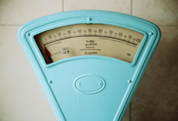 Get a personalised cat weight chart by age HERE!